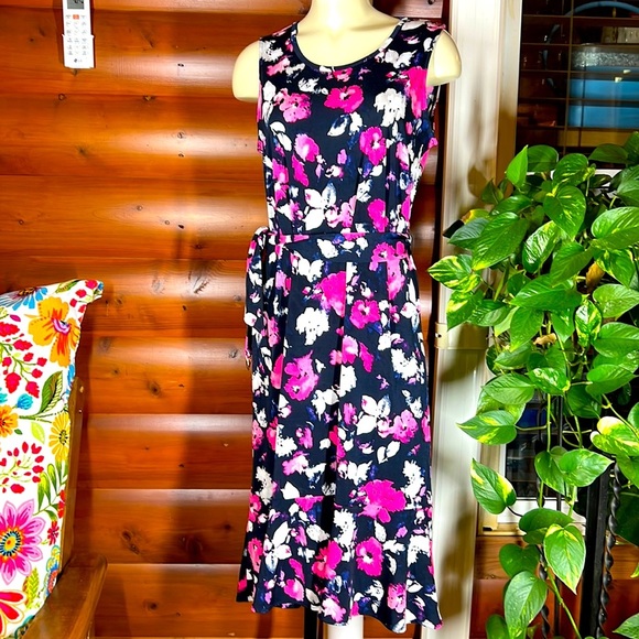 Ellen Tracy Sleeveless flower design dress. Size Medium with belt - Picture 2 of 7